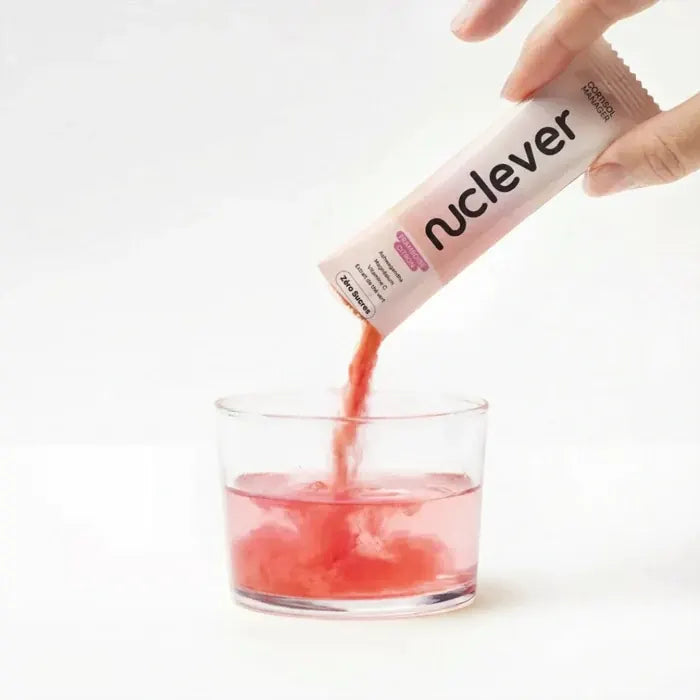 Sobre de Nuclever volcándose en el vaso