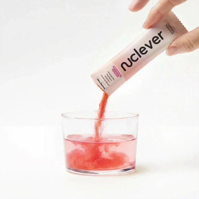 Sobre de Nuclever volcándose en el vaso
