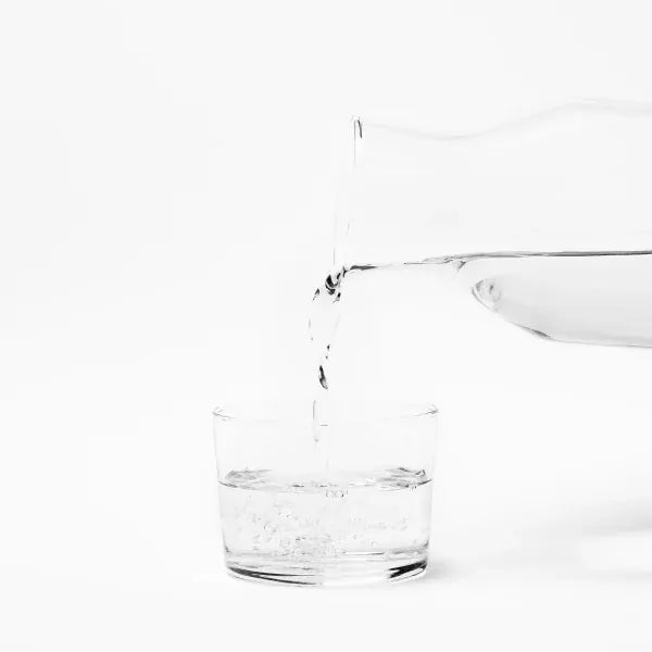 Agua cayendo en un vaso