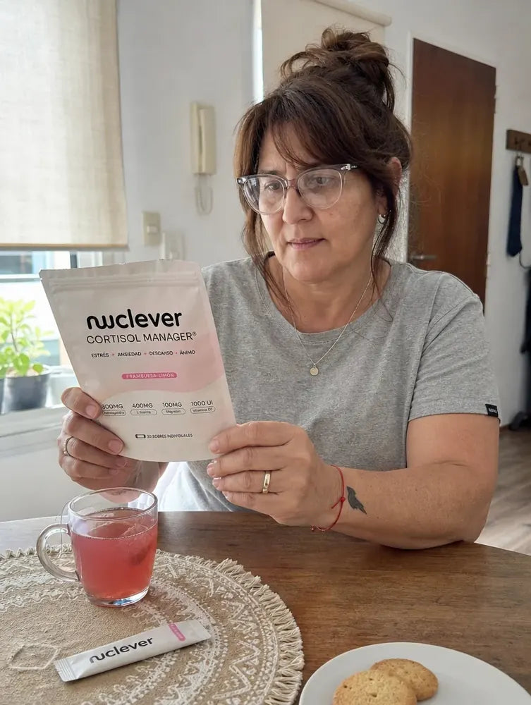 Mujer leyendo la etiqueta de Nuclever Cortisol Manager